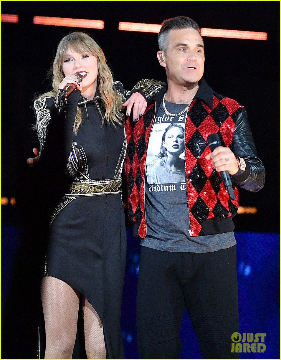 taylor swift brings special guest robbie williams on stage at reputation show in london 04
