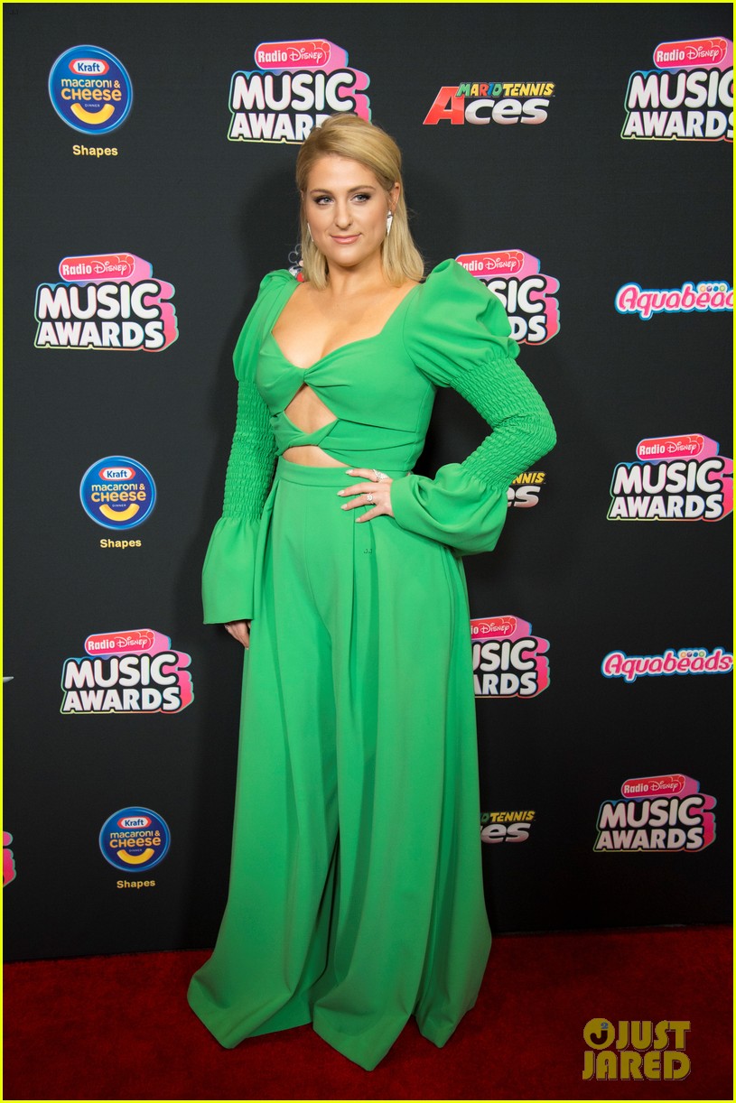 meghan trainor shows off engagement ring at rdmas 09