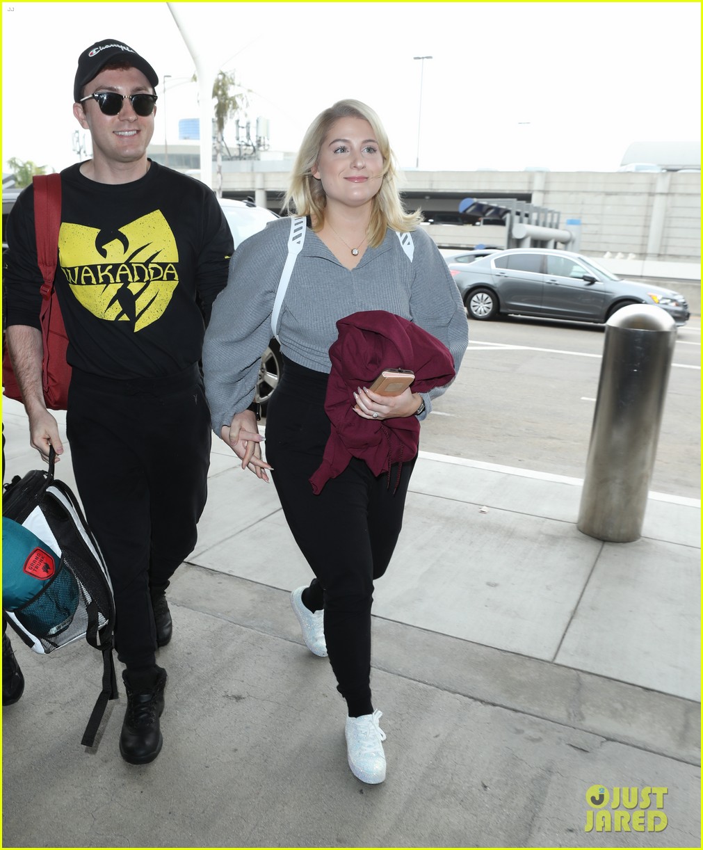 meghan trainor shows off her engagement ring from daryl sabara at lax 01