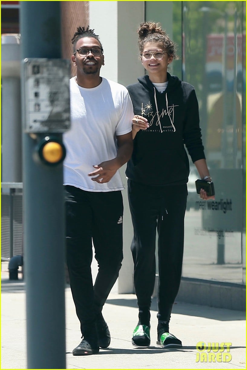 zendaya is all smiles while shopping with her assistant darnell appling 01