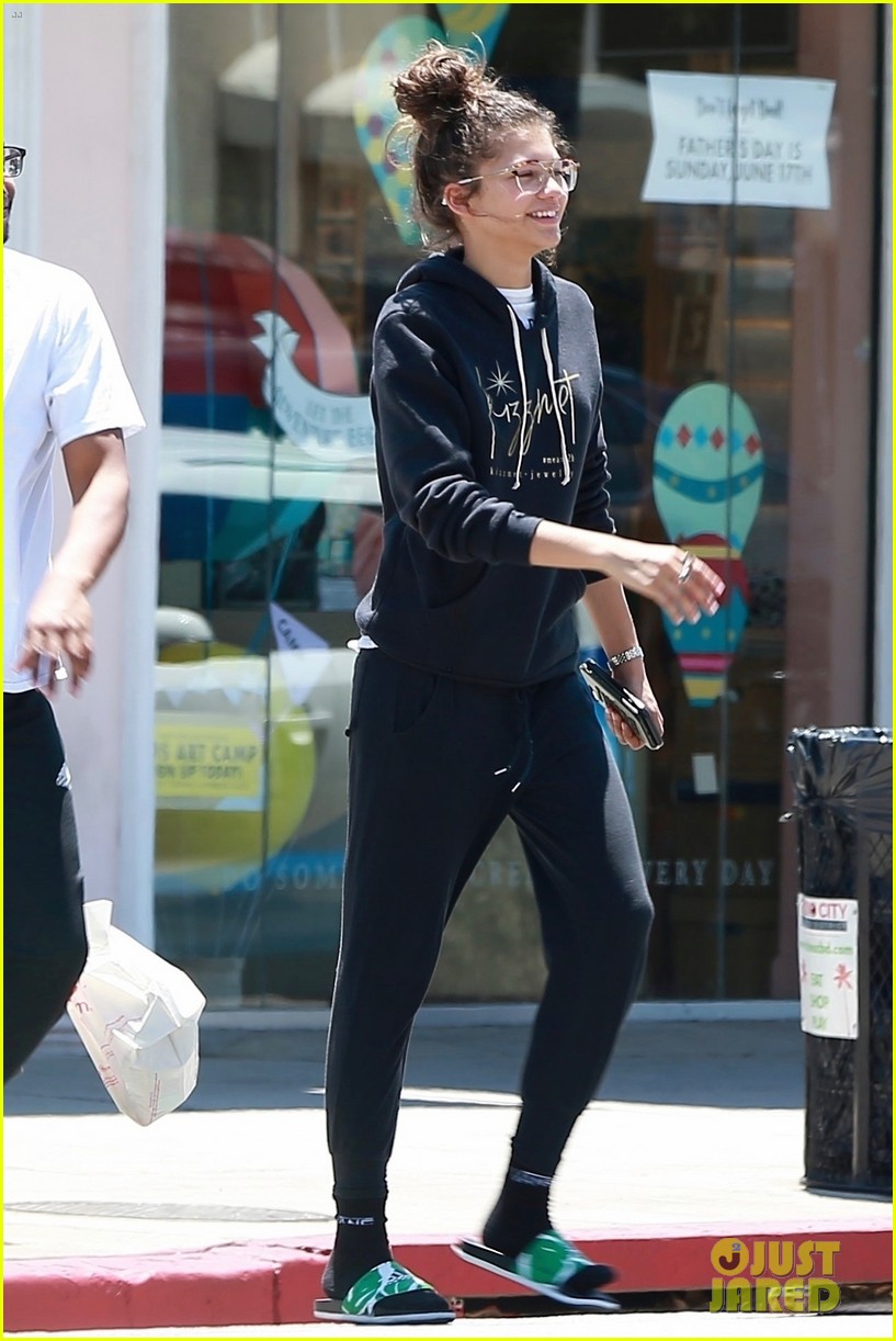 zendaya is all smiles while shopping with her assistant darnell appling 02