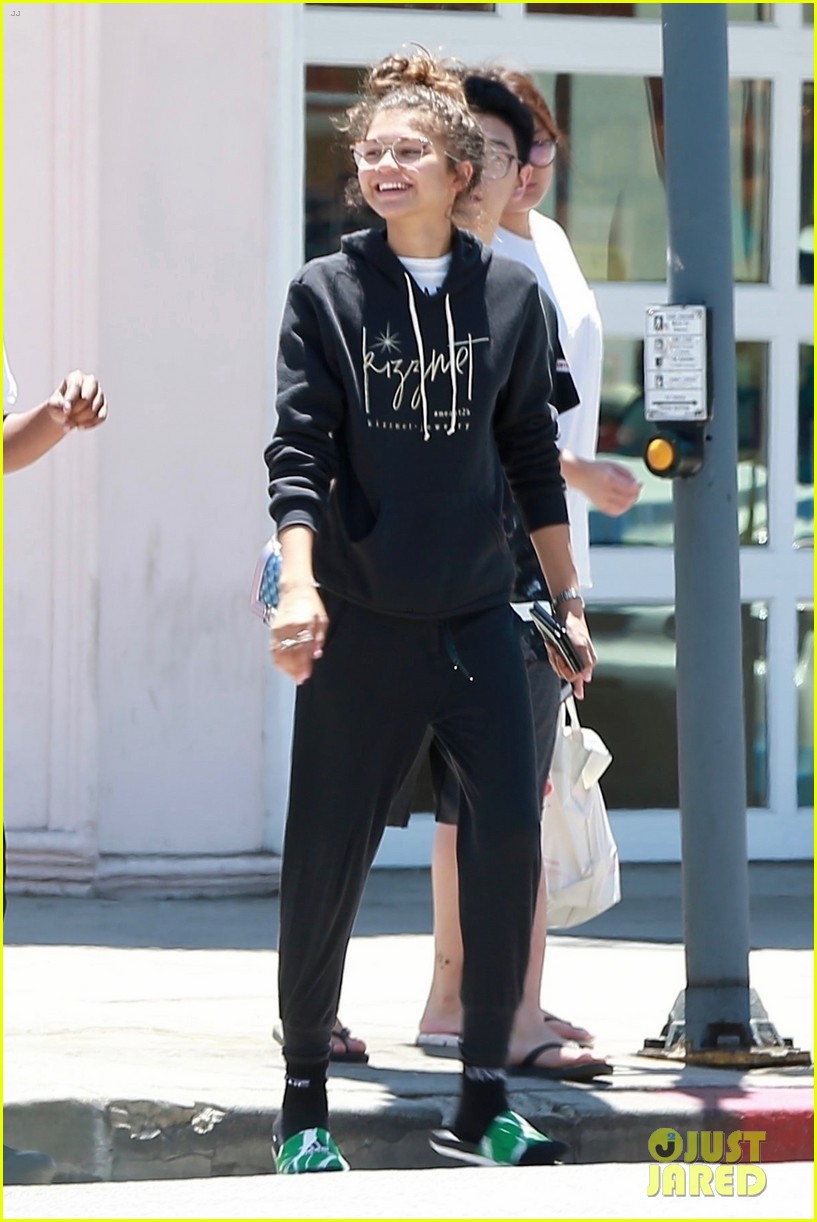 zendaya is all smiles while shopping with her assistant darnell appling 04