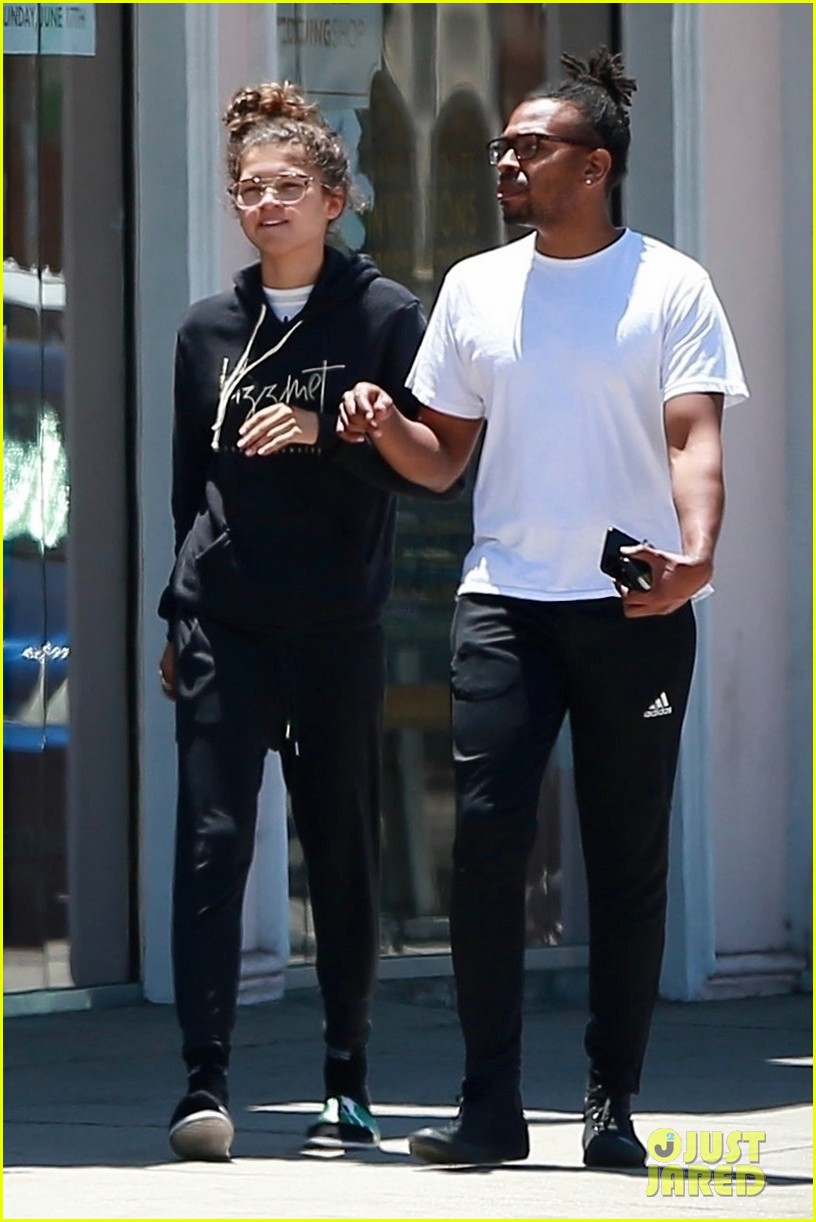 zendaya is all smiles while shopping with her assistant darnell appling 13