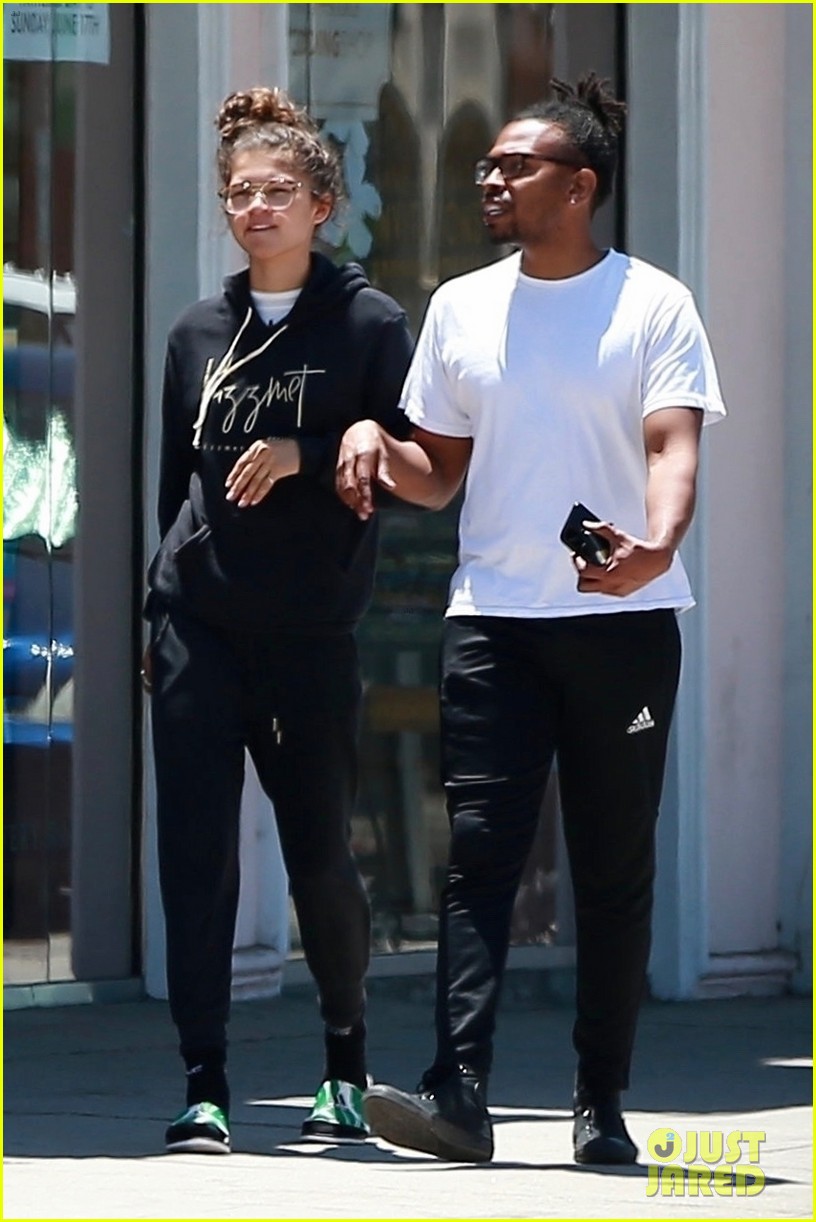 zendaya is all smiles while shopping with her assistant darnell appling 14