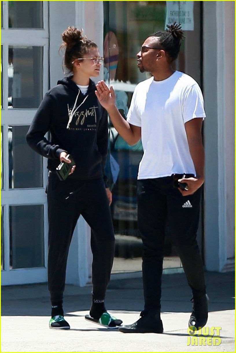 zendaya is all smiles while shopping with her assistant darnell appling 16