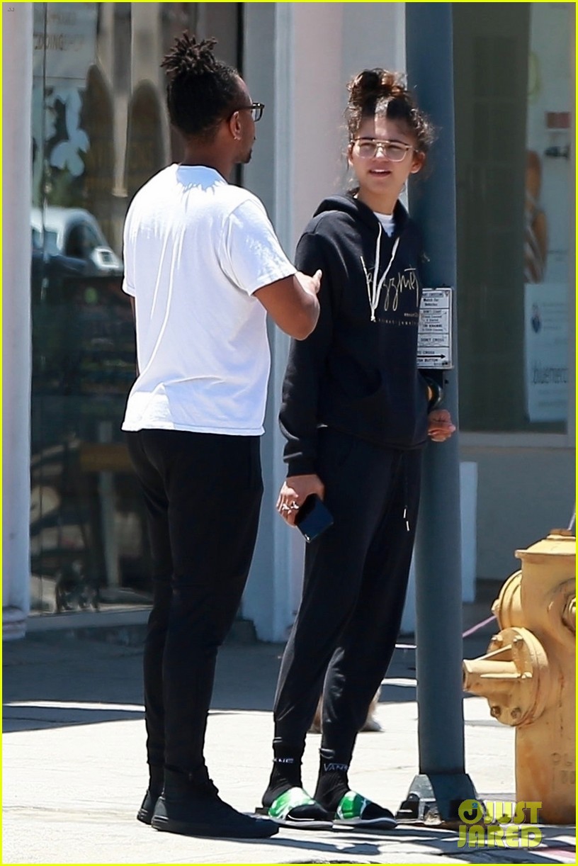 zendaya is all smiles while shopping with her assistant darnell appling 18