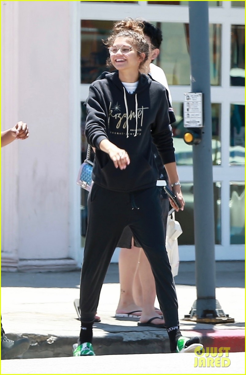 zendaya is all smiles while shopping with her assistant darnell appling 19