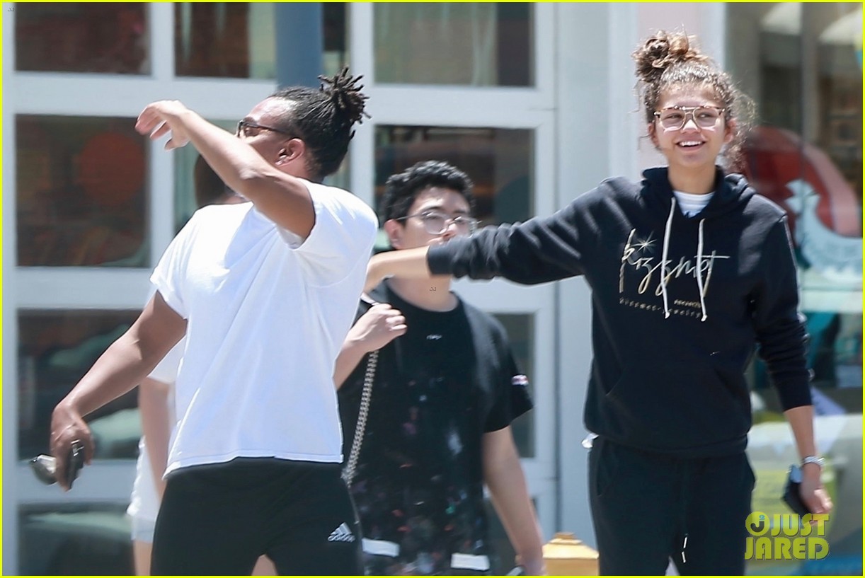 zendaya is all smiles while shopping with her assistant darnell appling 20
