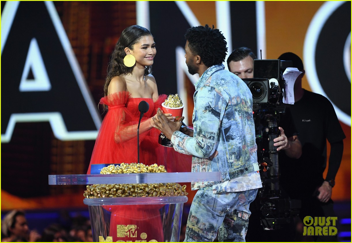 zendaya presents chadwick boseman with best performance in a movie at mtv movie tv awards 01