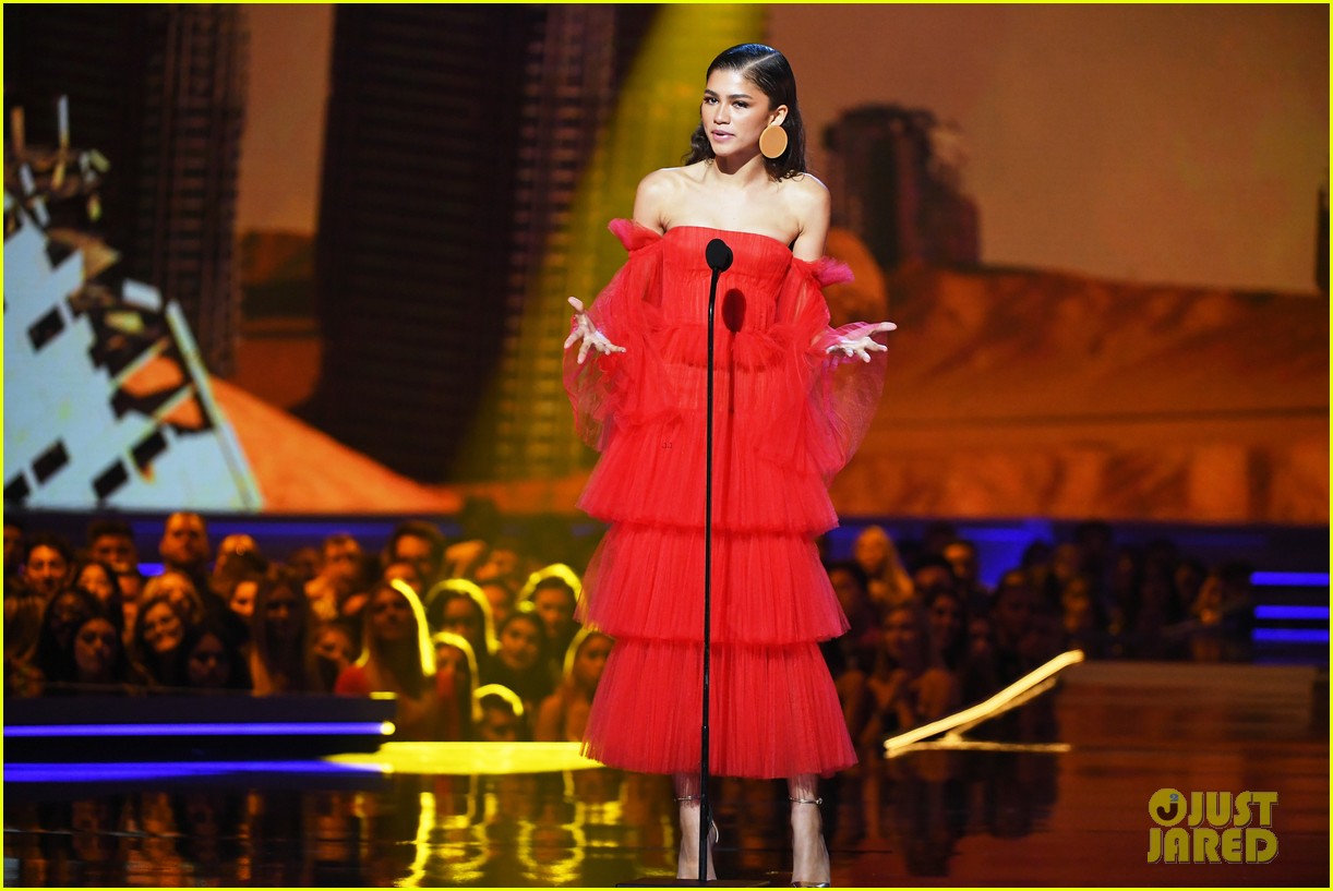 zendaya presents chadwick boseman with best performance in a movie at mtv movie tv awards 06