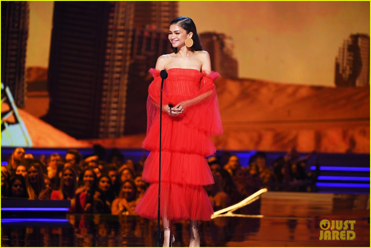 zendaya presents chadwick boseman with best performance in a movie at mtv movie tv awards 07