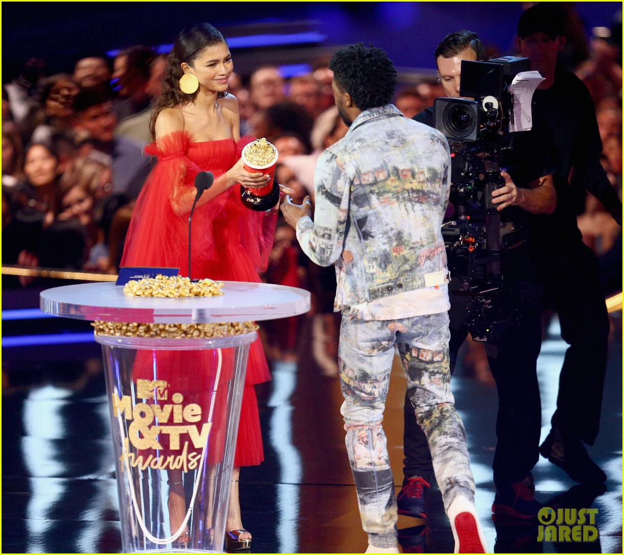 zendaya presents chadwick boseman with best performance in a movie at mtv movie tv awards 15