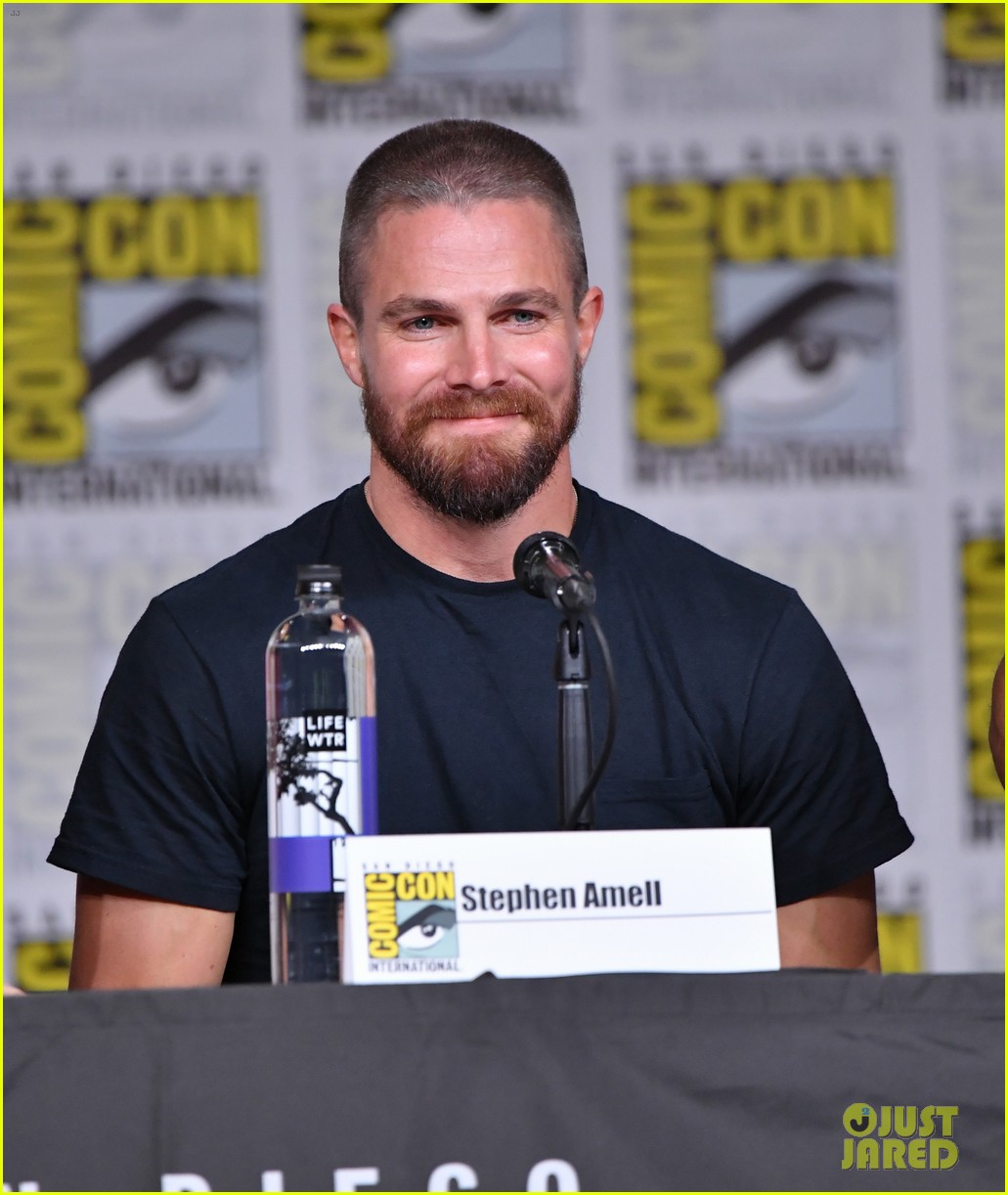 stephen amell arrow costars debut season 7 first look at comic con 01