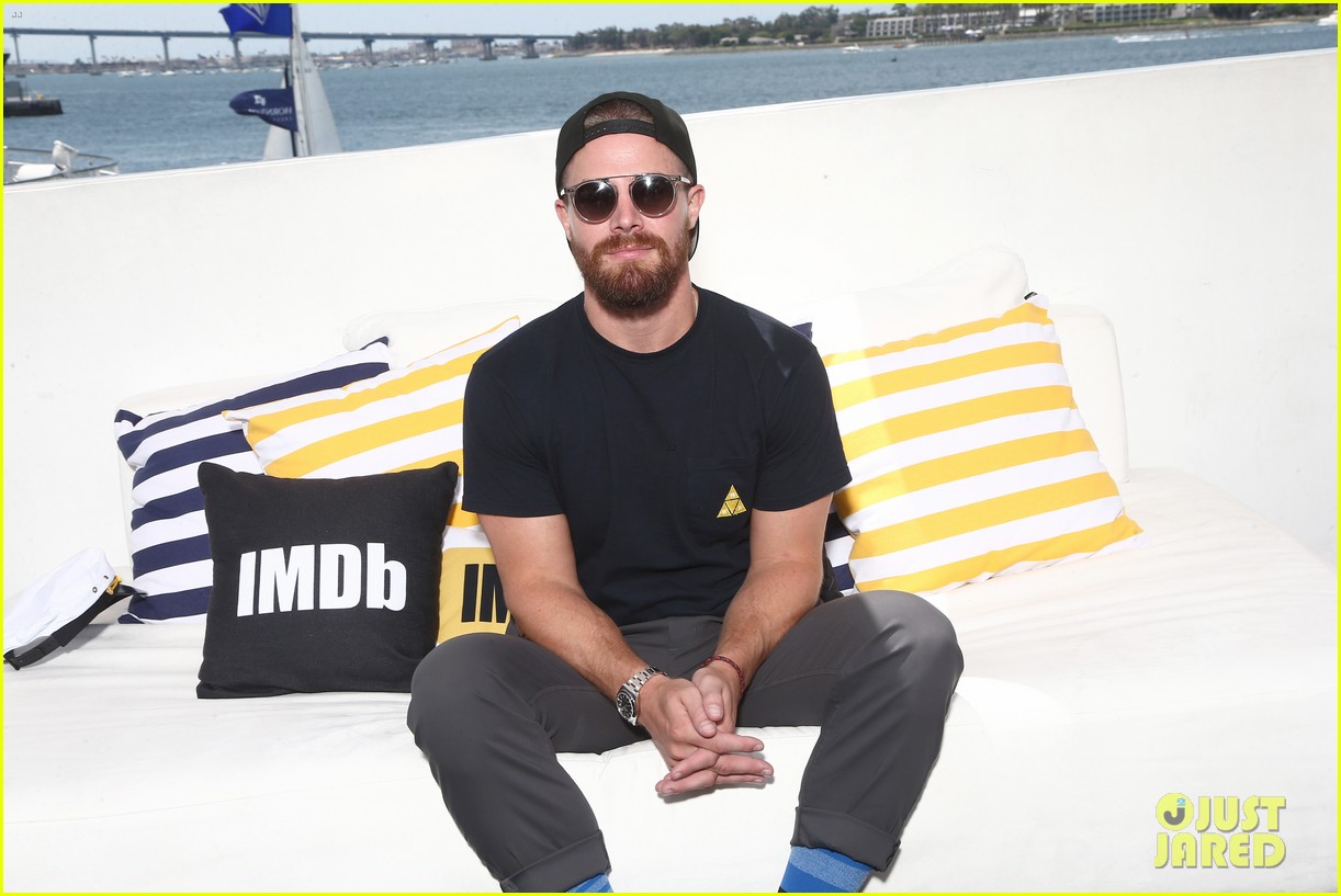 stephen amell arrow costars debut season 7 first look at comic con 11