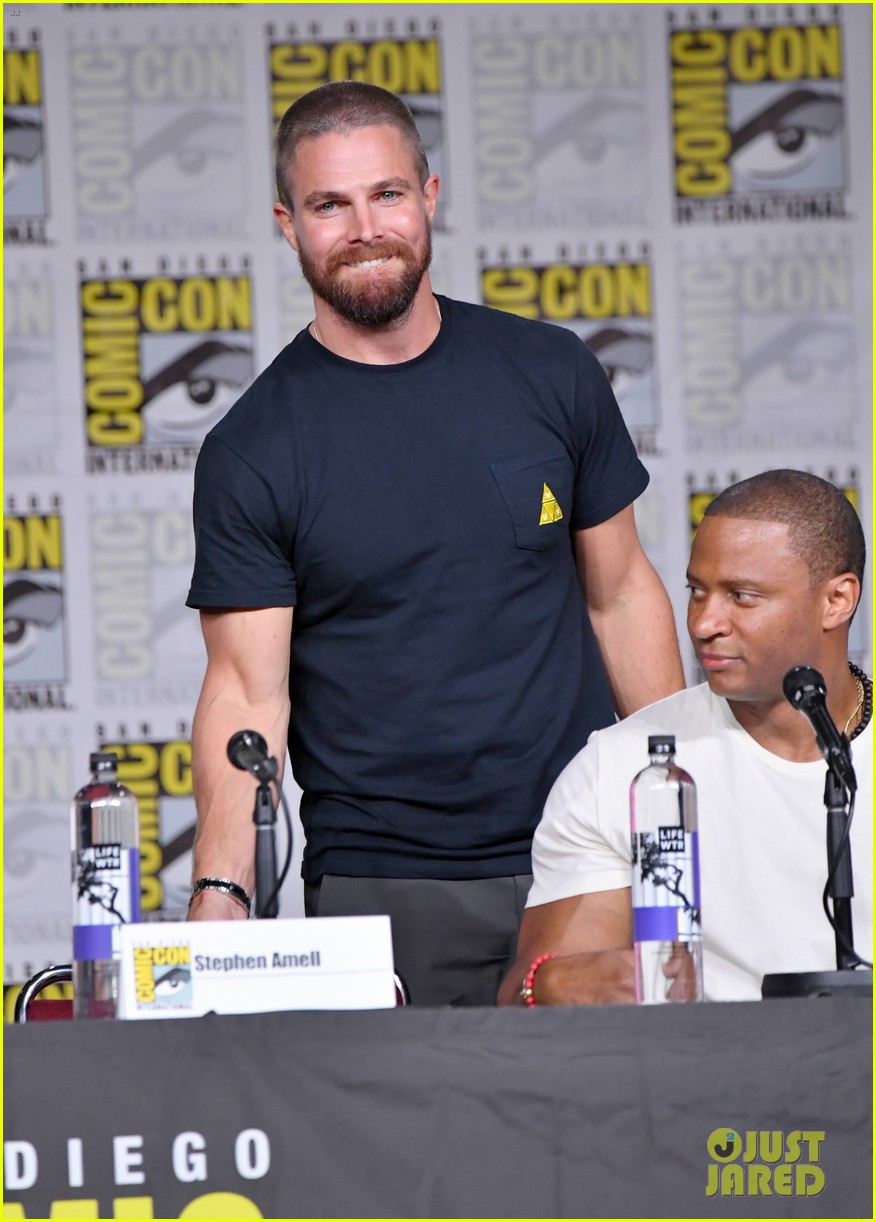 stephen amell arrow costars debut season 7 first look at comic con 18