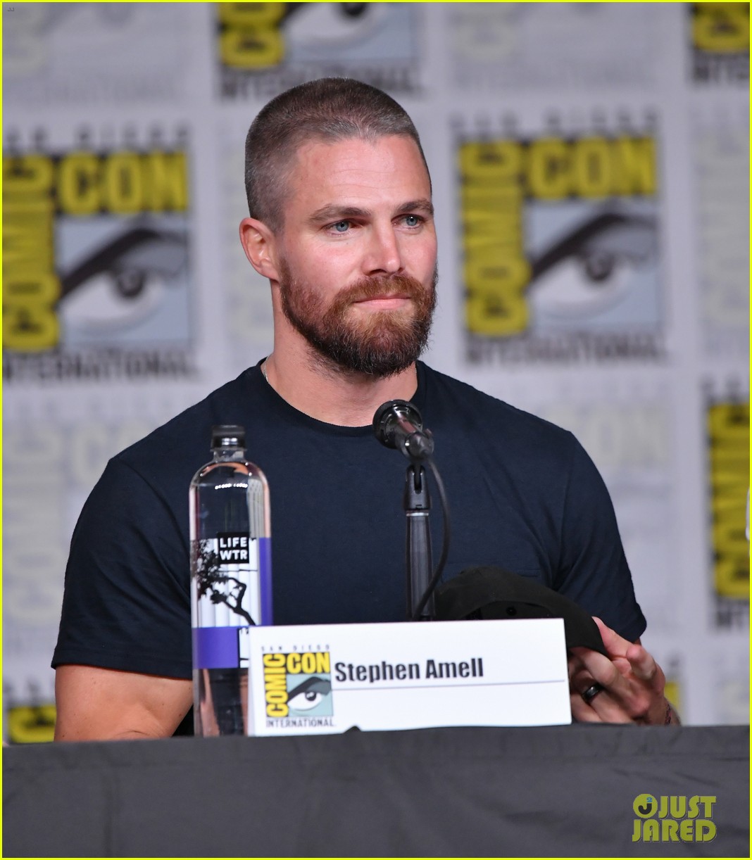stephen amell arrow costars debut season 7 first look at comic con 21