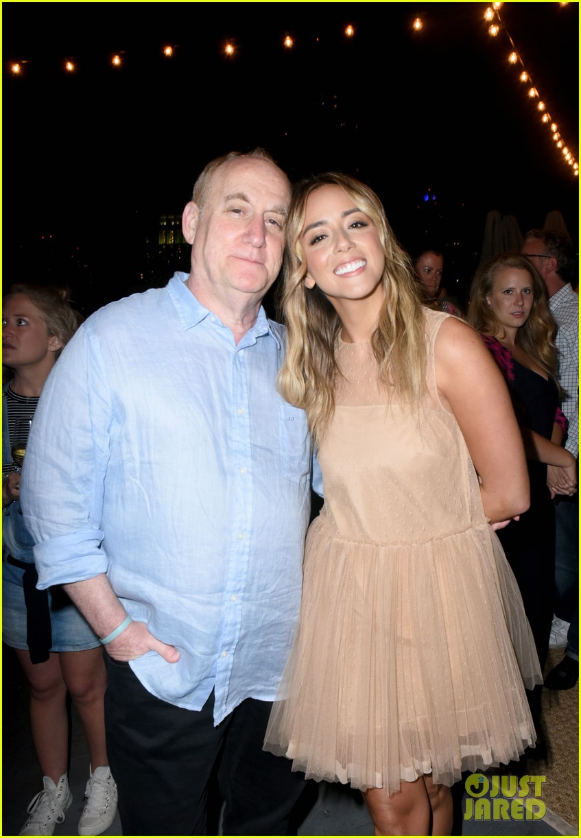 chloe bennet and logan paul couple up at comic con 2018 07