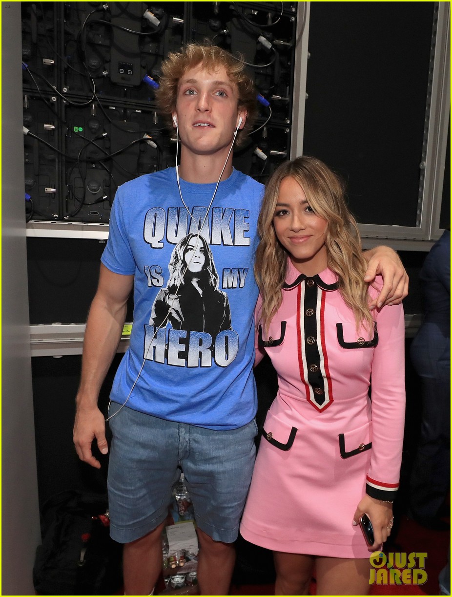 chloe bennet and logan paul couple up at comic con 2018 16