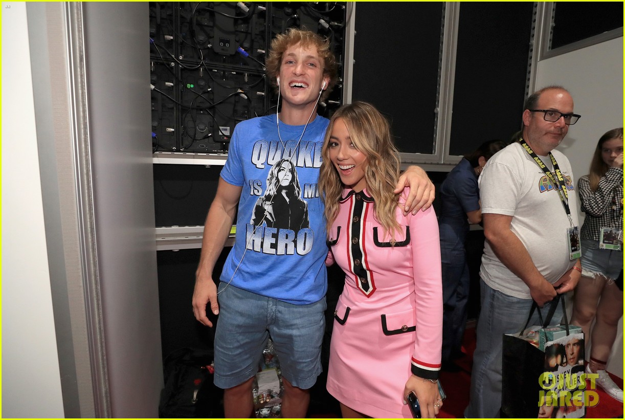 chloe bennet and logan paul couple up at comic con 2018 17