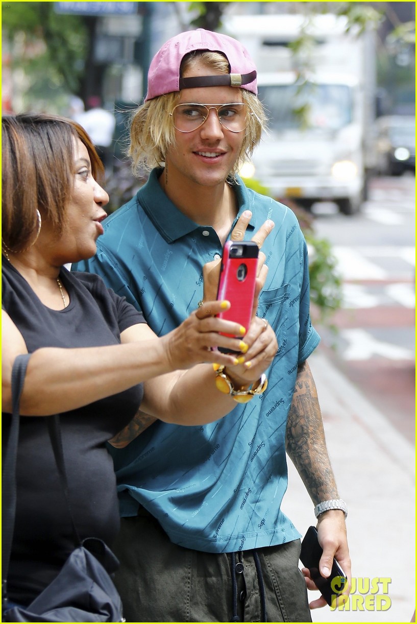 justin bieber flashes a grin while heading out in nyc 01