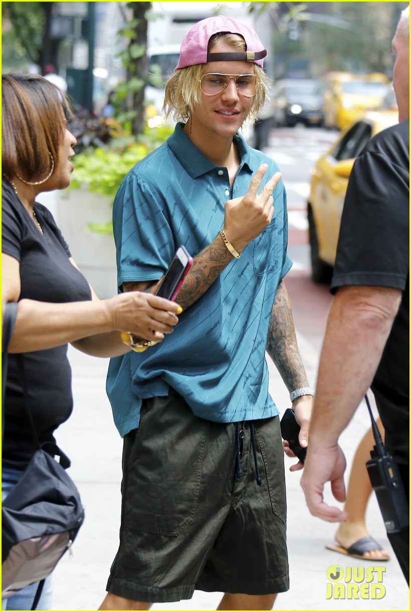 justin bieber flashes a grin while heading out in nyc 05