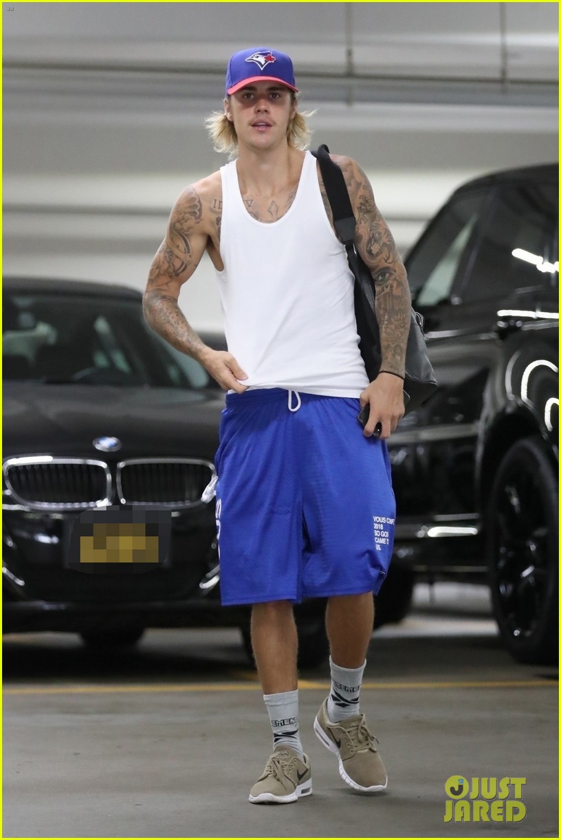 justin bieber flaunts his arm muscles during solo breakfast run 01