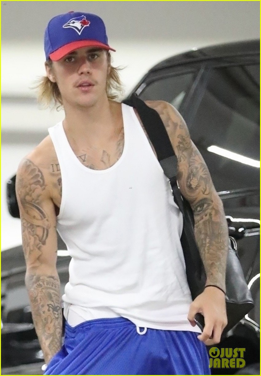 justin bieber flaunts his arm muscles during solo breakfast run 02