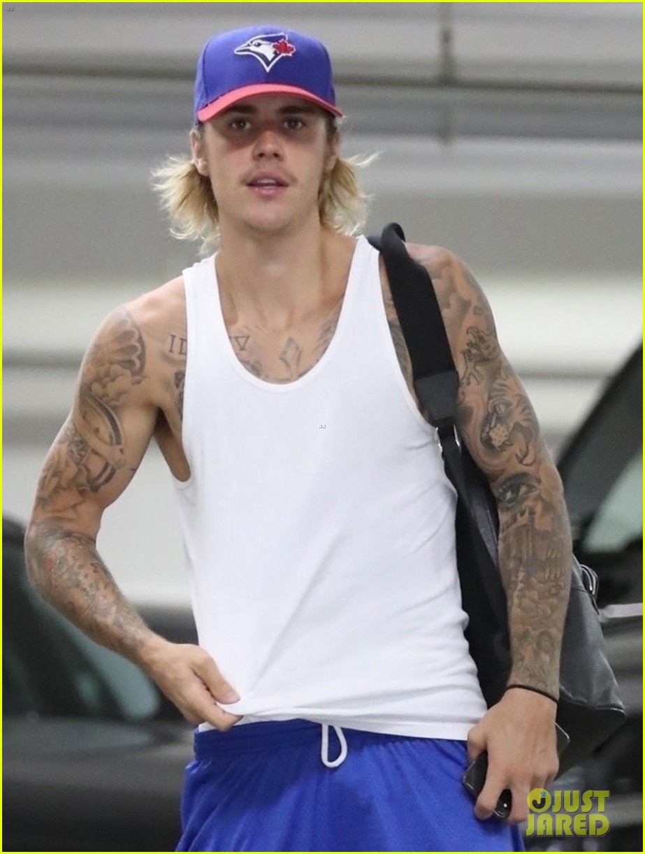 justin bieber flaunts his arm muscles during solo breakfast run 04