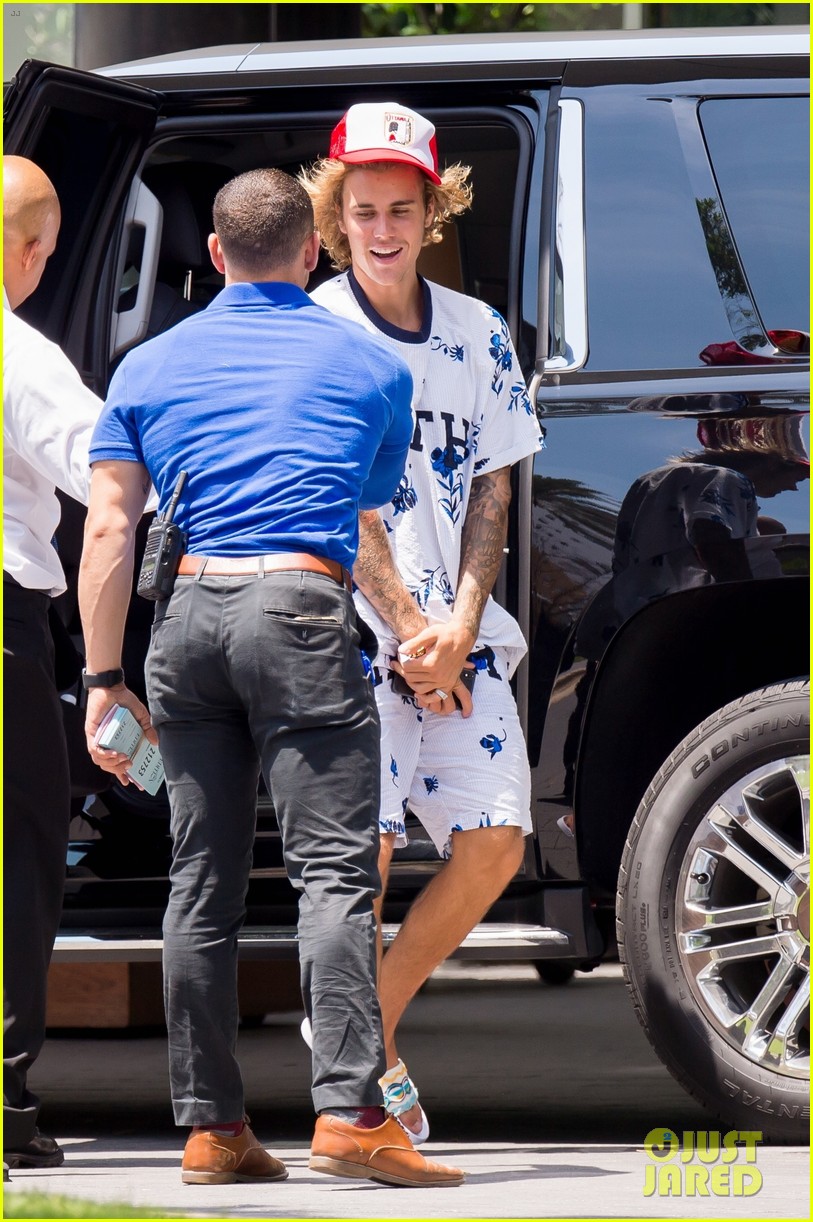 justin bieber shows off tattooed torso on vacation with hailey baldwin 61