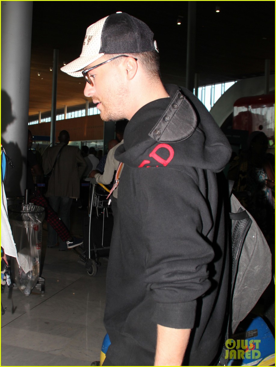 colton haynes travels from paris to vancouver for arrow filming2 08
