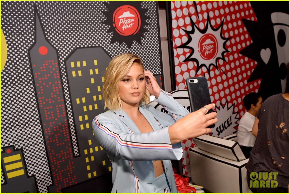 olivia holt and aubrey joseph strike a pose during comic con day 2 05