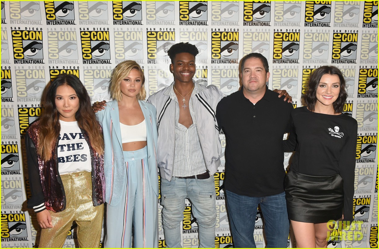 olivia holt and aubrey joseph strike a pose during comic con day 2 09