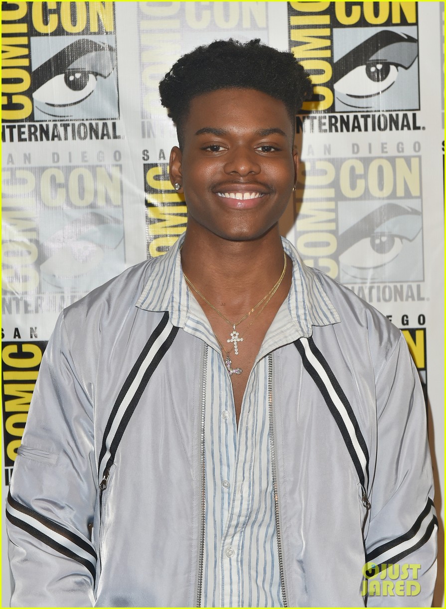 olivia holt and aubrey joseph strike a pose during comic con day 2 14