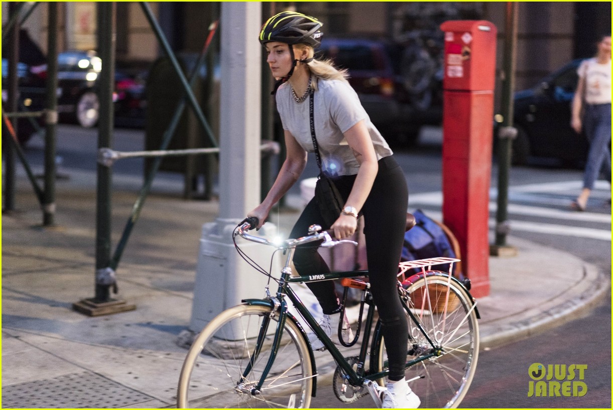 joe jonas sophie turner bike ride 34