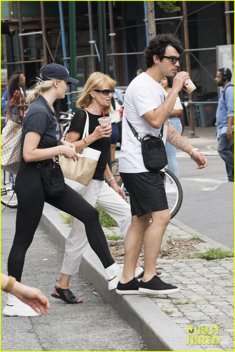 joe jonas sophie turner spend the day with their moms in nyc 03