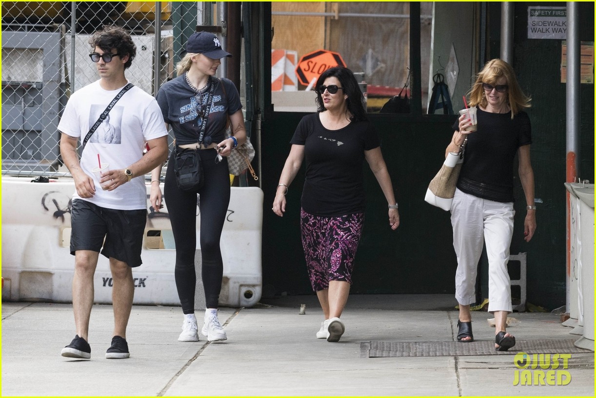 joe jonas sophie turner spend the day with their moms in nyc 08