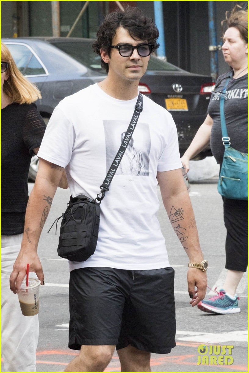 joe jonas sophie turner spend the day with their moms in nyc 09