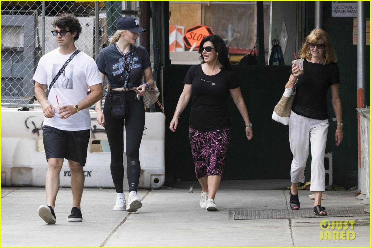 joe jonas sophie turner spend the day with their moms in nyc 11