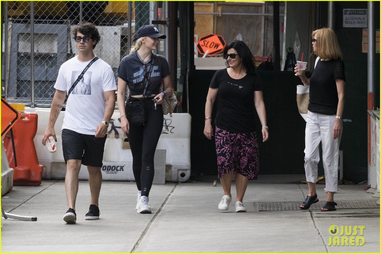 joe jonas sophie turner spend the day with their moms in nyc 13