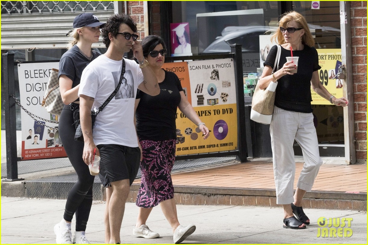 joe jonas sophie turner spend the day with their moms in nyc 14