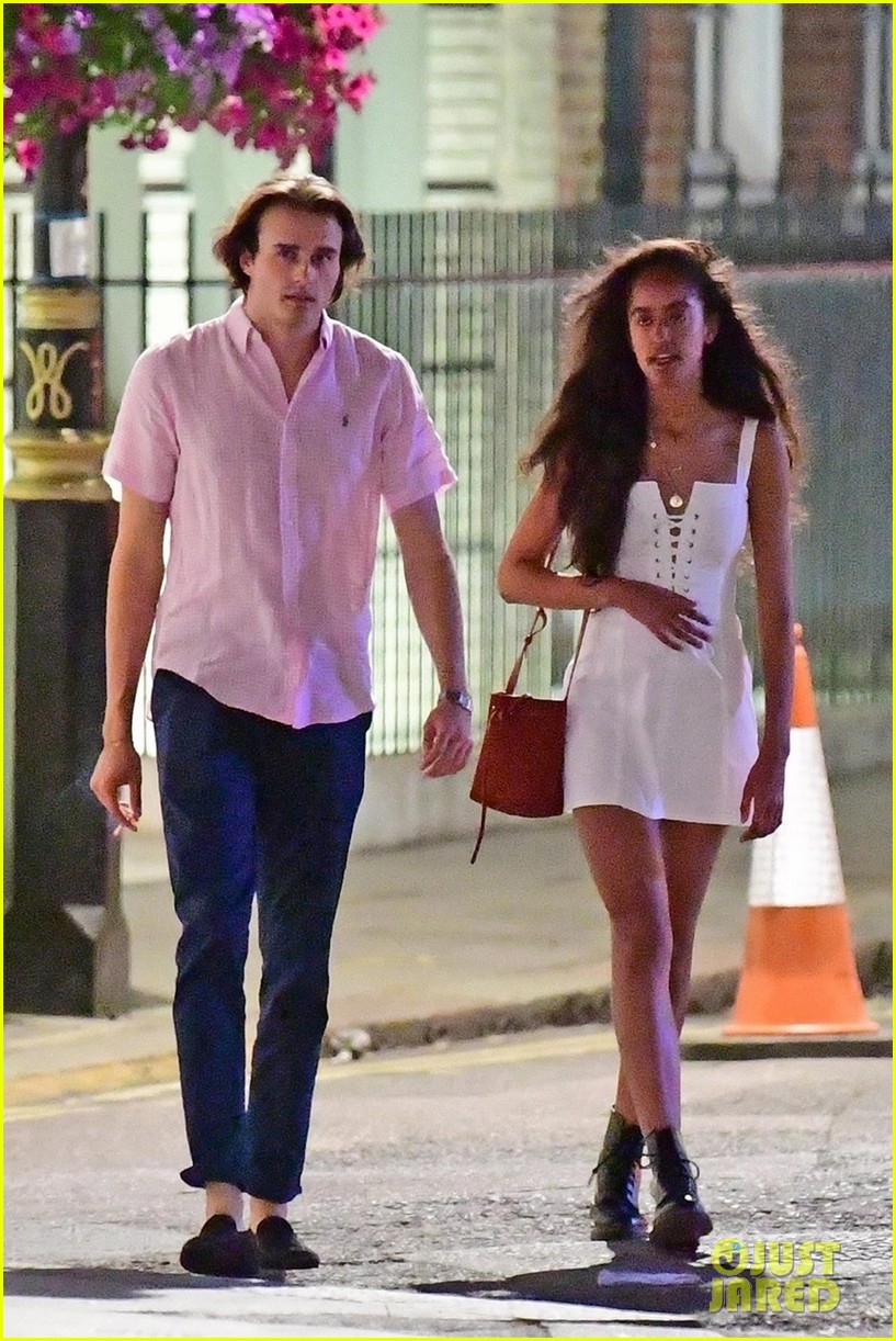 malia obama holds hands with boyfriend rory farquharson in london 03