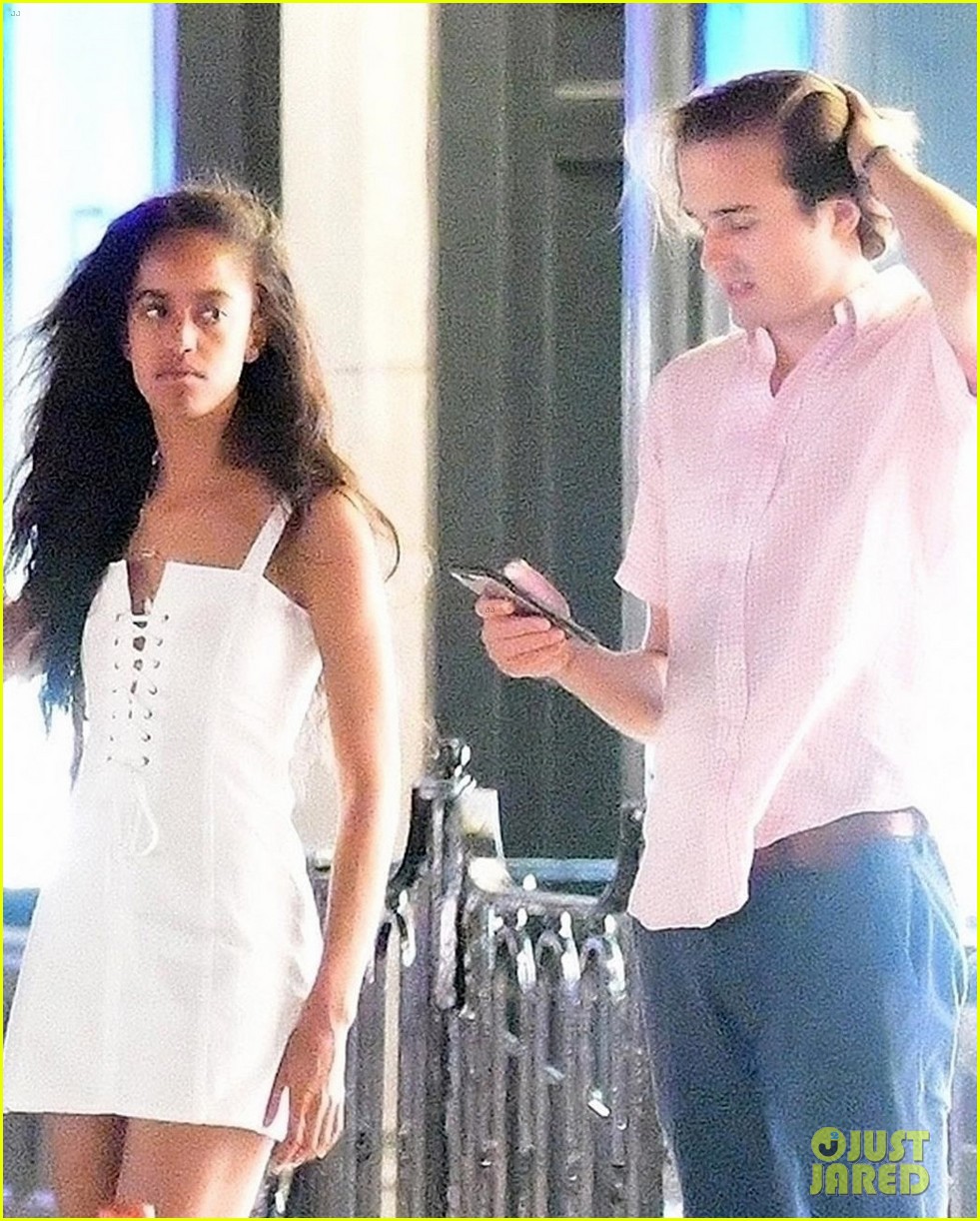 malia obama holds hands with boyfriend rory farquharson in london 04