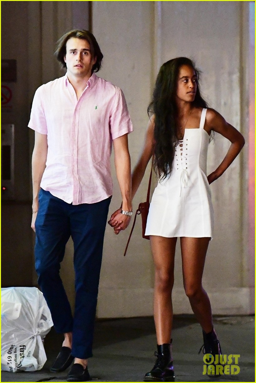 malia obama holds hands with boyfriend rory farquharson in london 09