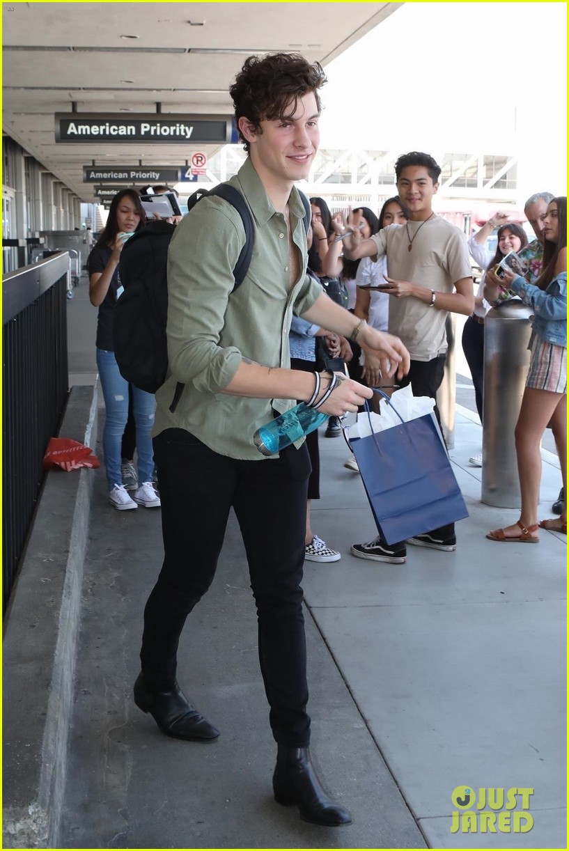 shawn mendes hangs out with fans ahead of flight out of lax 05