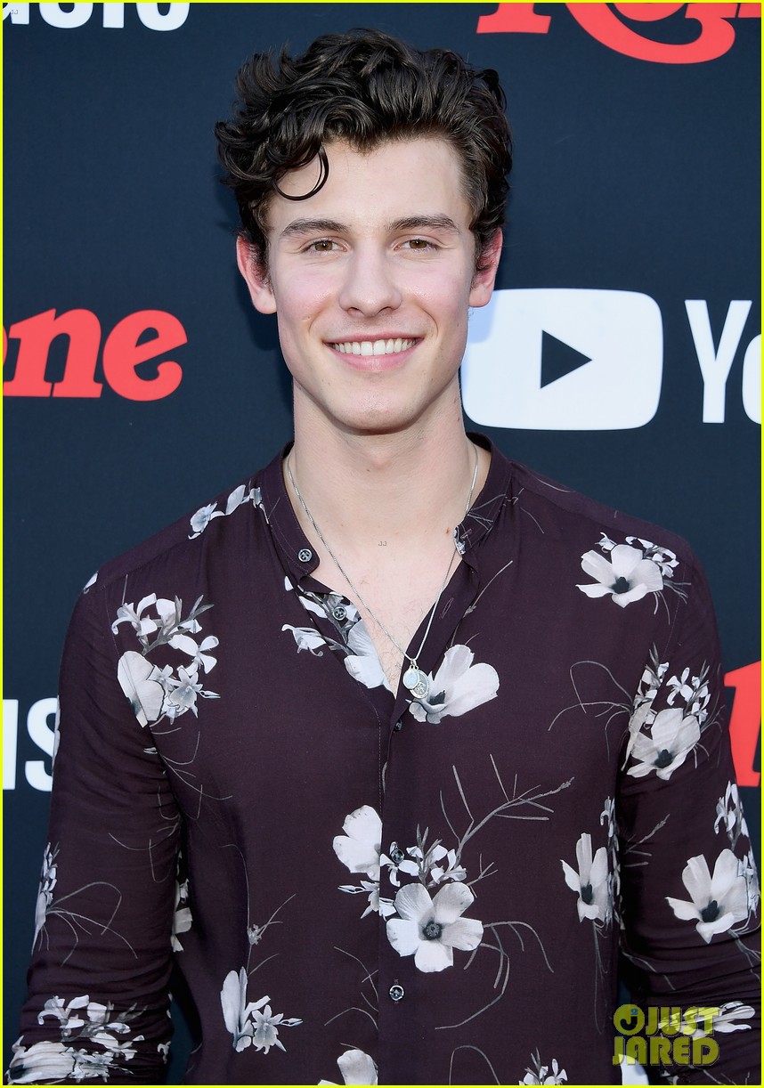 shawn mendes looks so handsome at rolling stone relaunch party 01