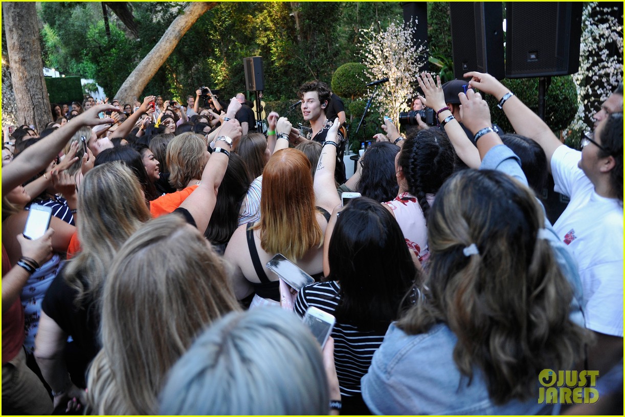 shawn mendes performs for his biggest fans at spotify event in beverly hills 06
