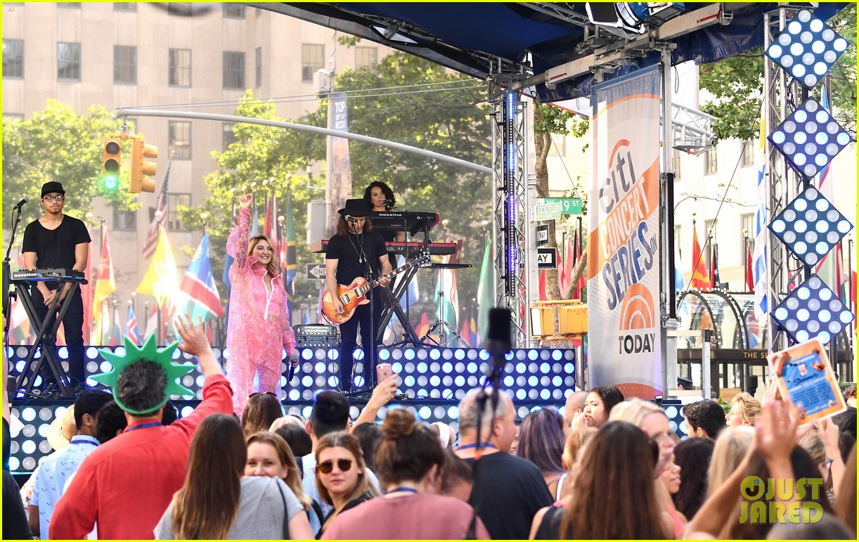 julia michaels performs issues on today show in nyc 08