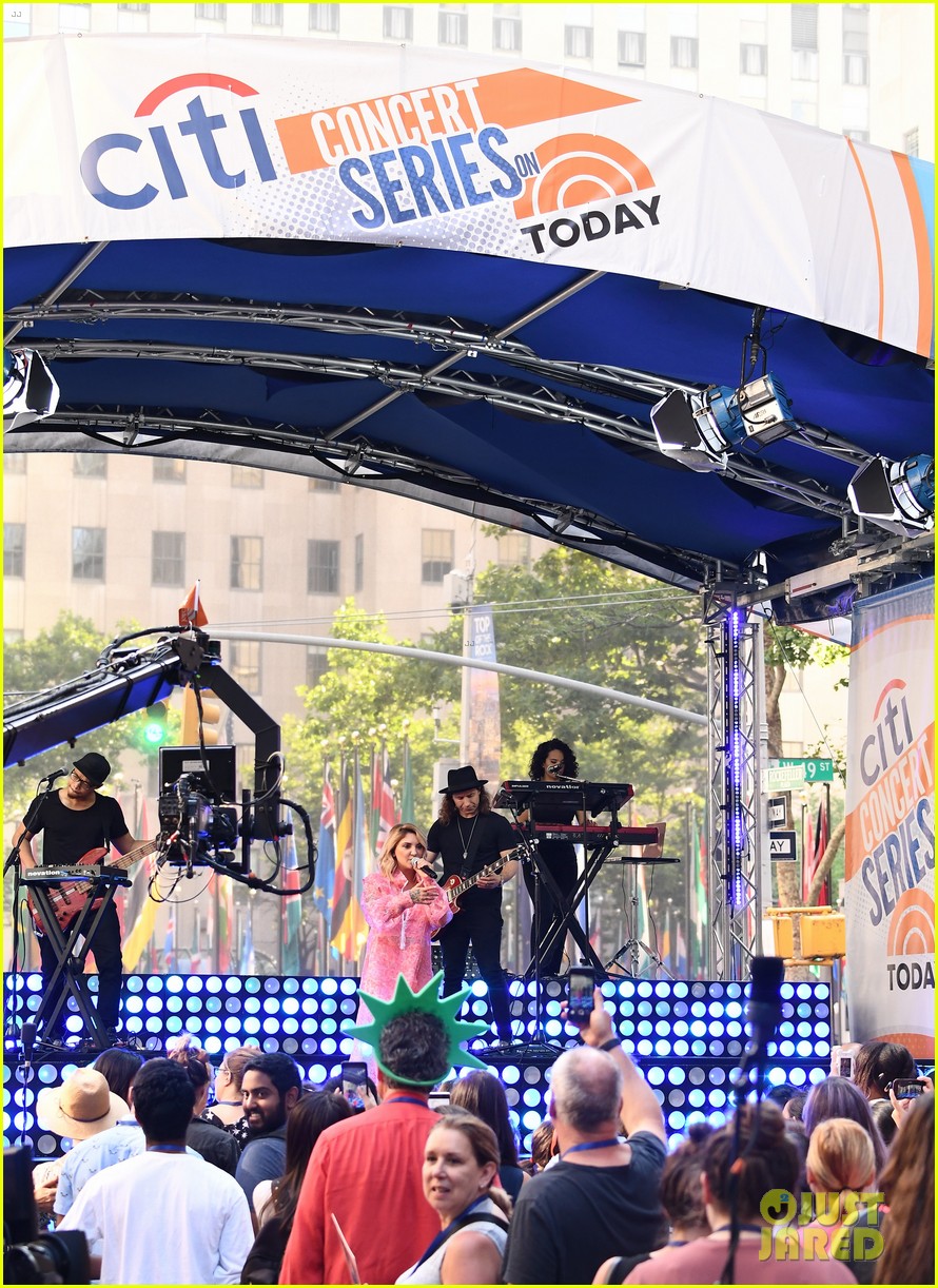julia michaels performs issues on today show in nyc 09