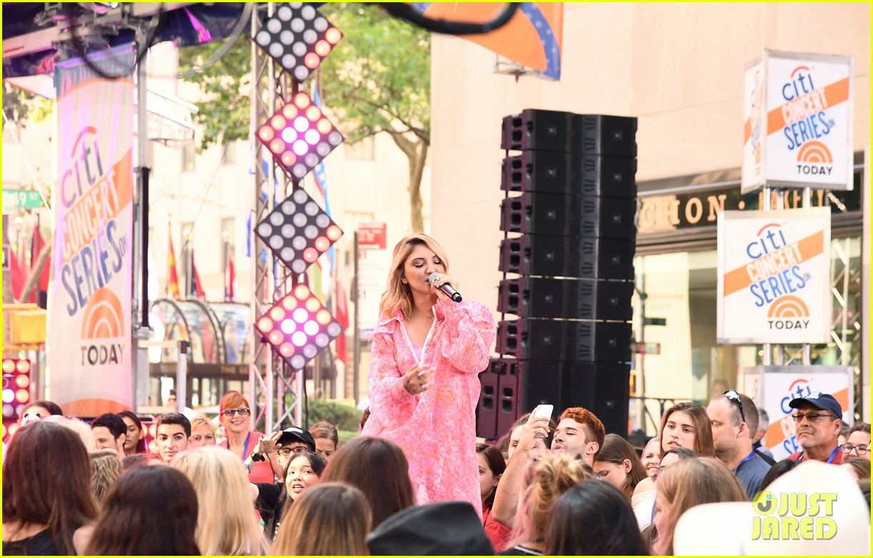 julia michaels performs issues on today show in nyc 11
