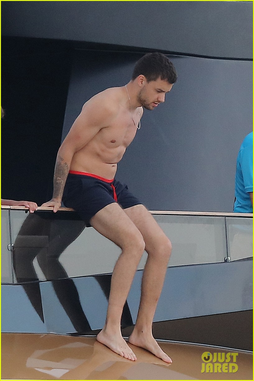 liam payne dances works out while shirtless on a yacht 04